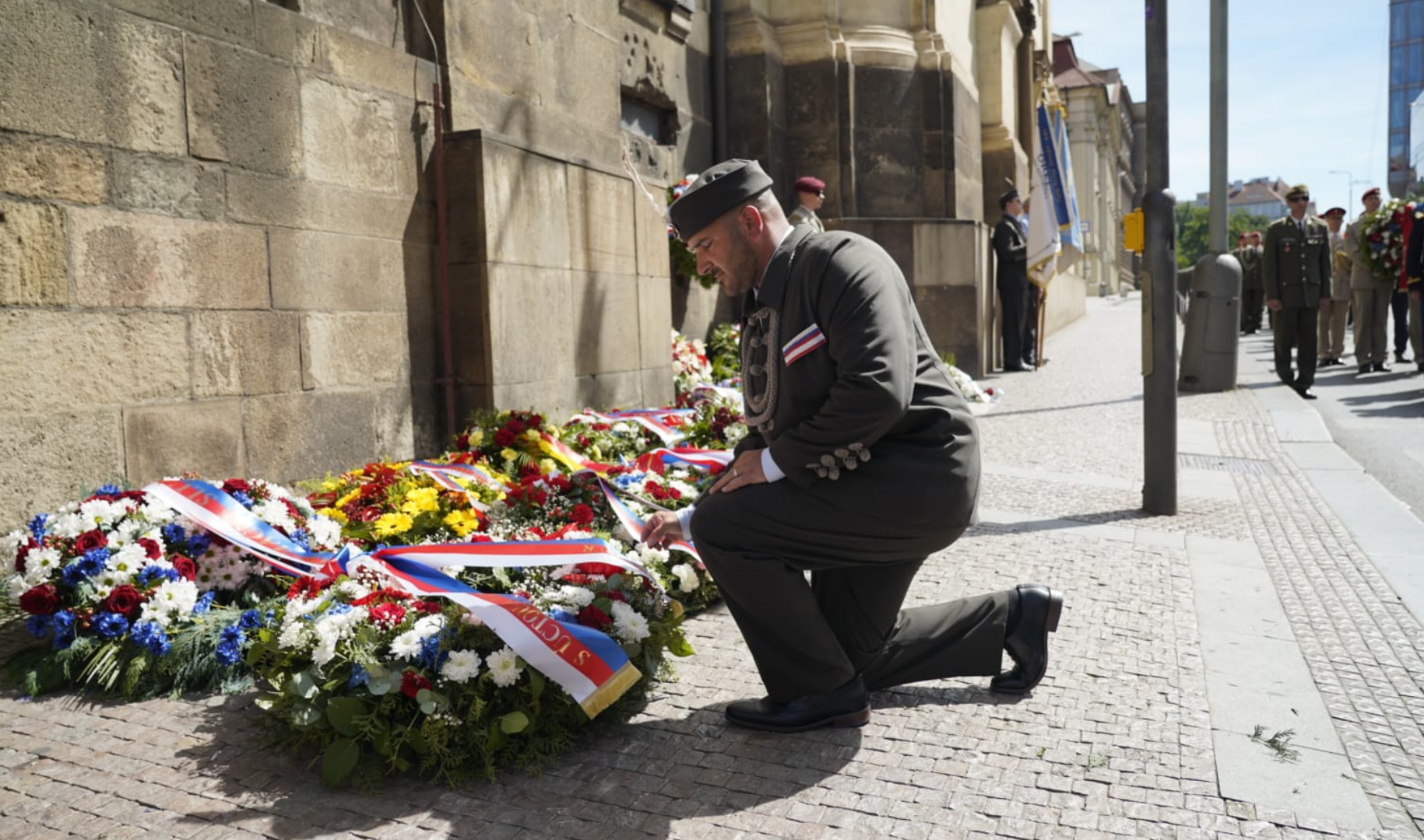 Pietní ceremoniál k uctění památky československých parašutistů 18.6. v Resslově ulici