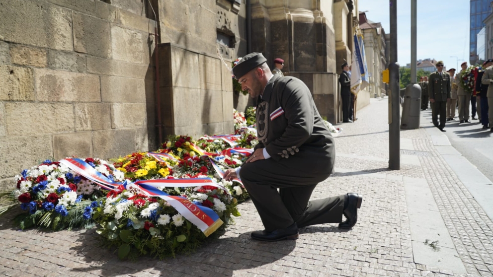 Pietní ceremoniál k uctění památky československých parašutistů 18.6. v Resslově ulici